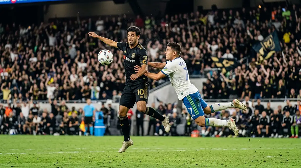 MLS-Playoff-Spielszene mit zwei Spielern im Zweikampf vor jubelnder Tribüne