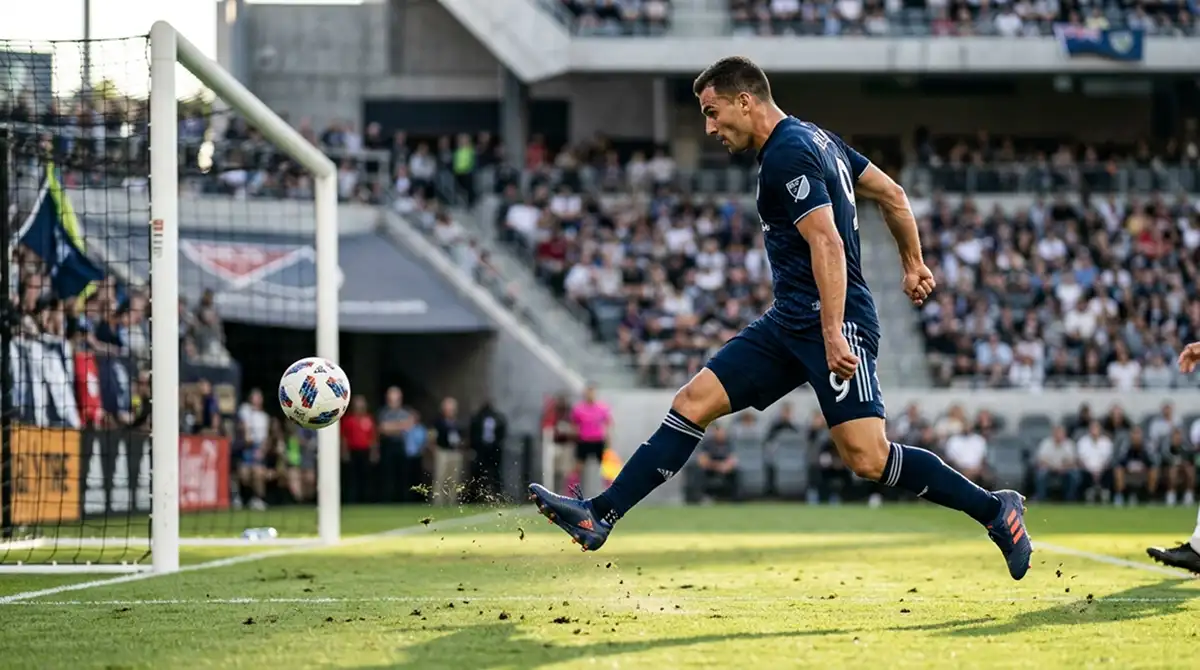 MLS-Stürmer trifft den Ball vor einem leeren Tor als Symbol für klare Favoriten