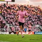 Inter Miami CF Spieler im rosa Heimtrikot vor voller Tribüne im Chase Stadium