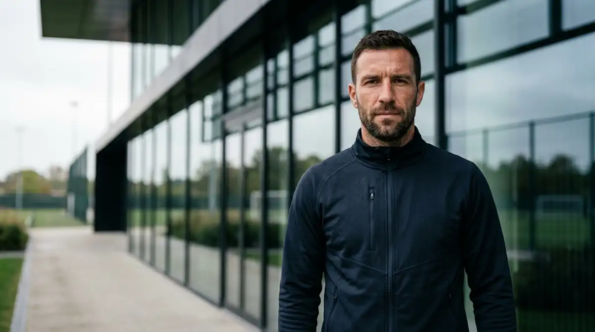 Portrait eines erfahrenen MLS-Topspielers im Trainingsdress vor dem Klubgebäude