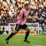 Erfahrener Designated Player auf dem MLS-Spielfeld bei einem Heimspiel