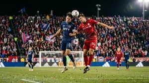 Spielszene aus der ersten MLS-Playoff-Runde im Best-of-3-Format unter Flutlicht