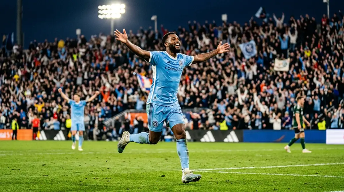 MLS-Spieler bejubelt einen Treffer mit ausgestreckten Armen in einem vollen Stadion