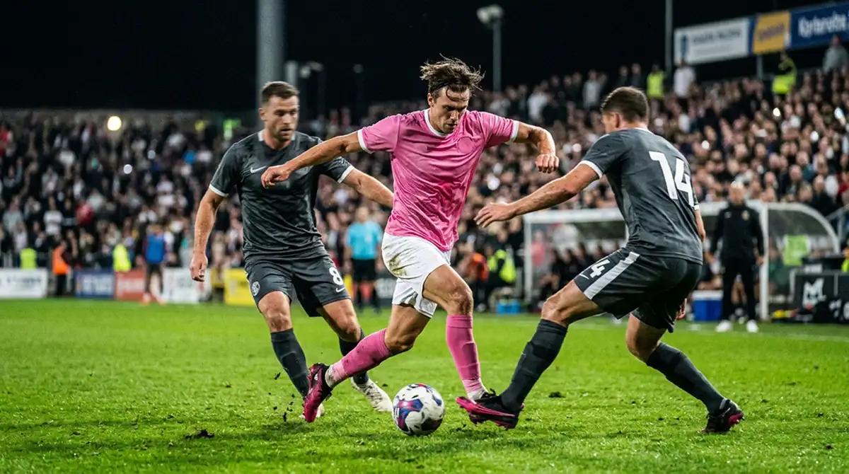 Stürmer in pinkfarbenem Trikot in Aktion als Symbol für die Marktwirkung eines Top-Stars